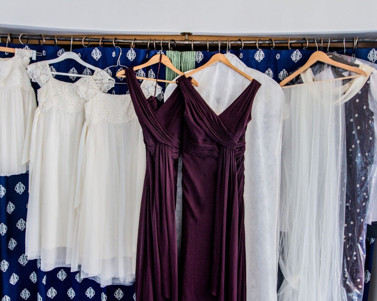 Hochzeitskleidung an Kleiderstange