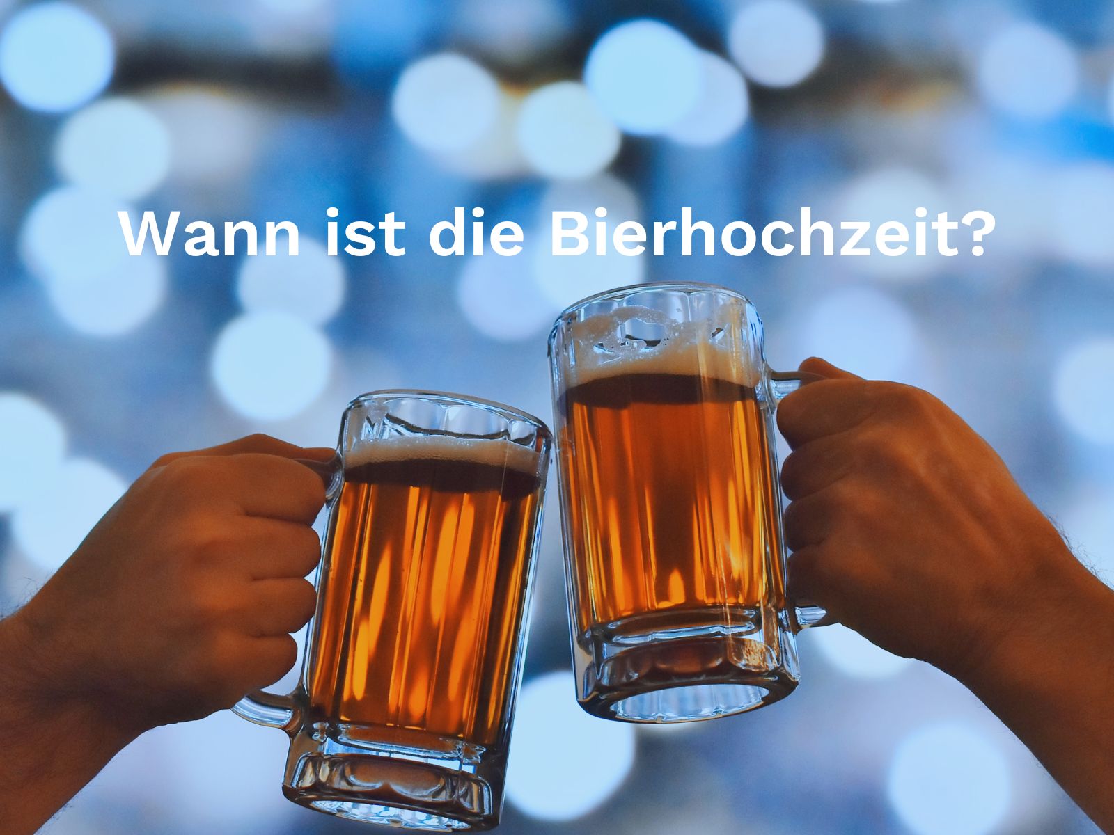 Freunde stoßen mit Bier an.