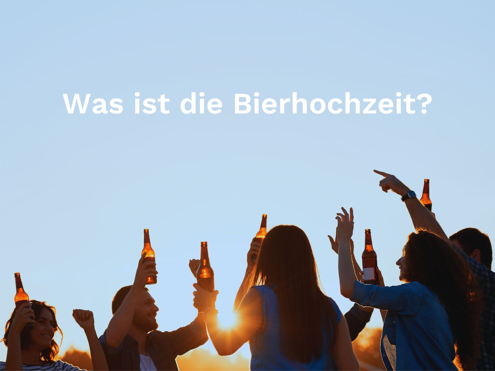 Freunde tanzen draußen und halten dabei Bierflaschen in der Hand.