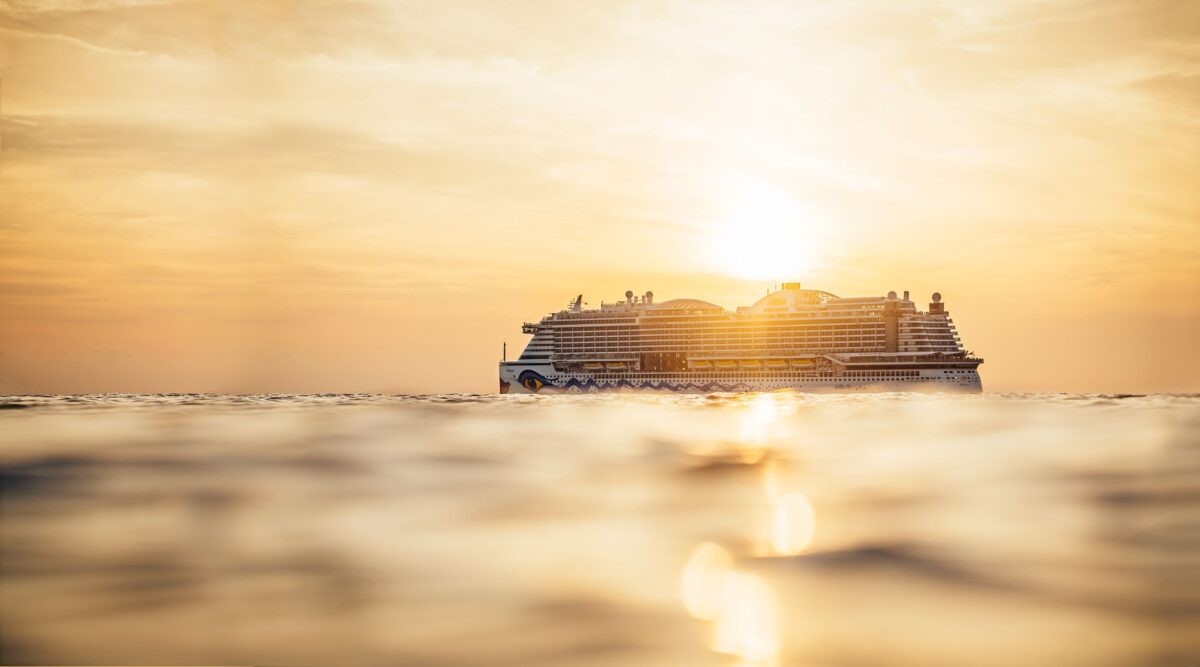 Sonnenuntergang über dem Meer, AIDA Schiff im Vordergrund.