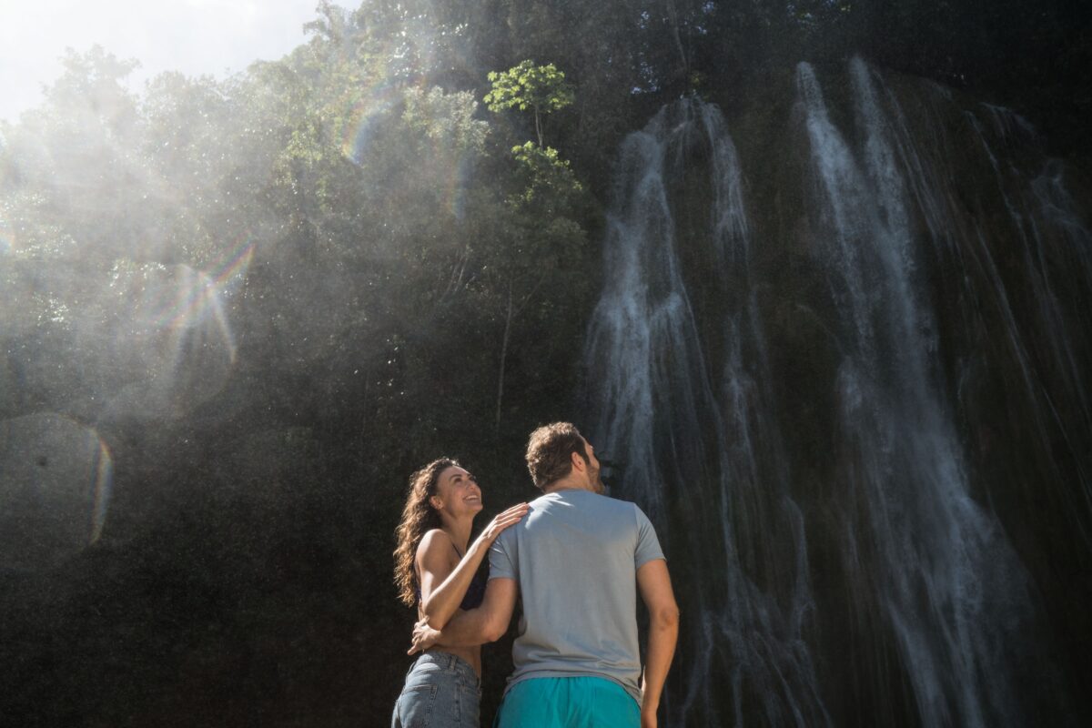 Gäste wandern oder entdecken Landschaften bei einem AIDA Landausflug.