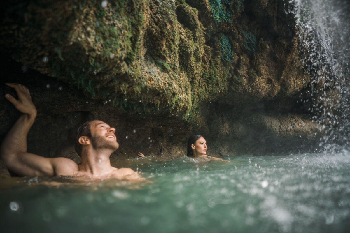Paar schwimmt im kristallklaren Wasser während eines Landausflugs.