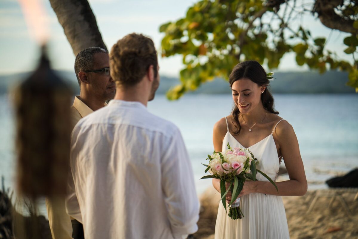 Paar feiert Hochzeit mit AIDA