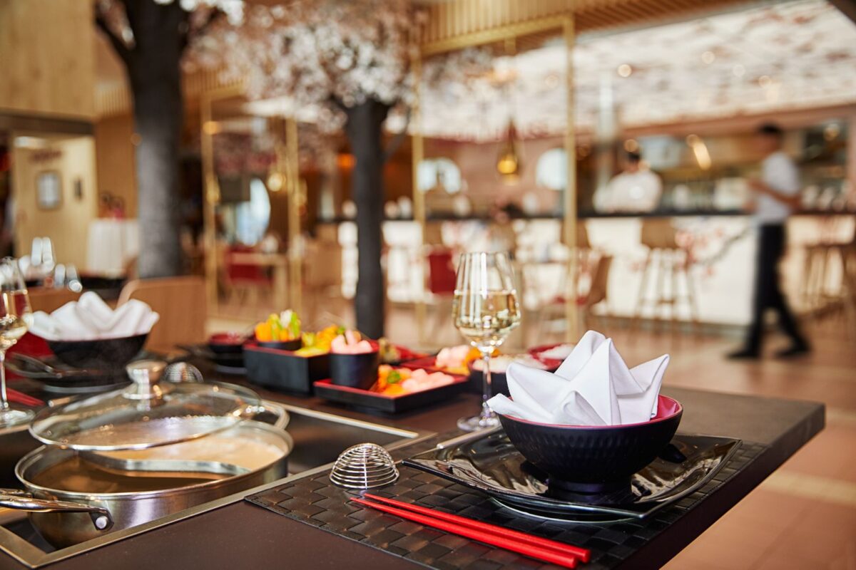 Blick auf gedeckte Tische mit Speisen in einem AIDA Restaurant.