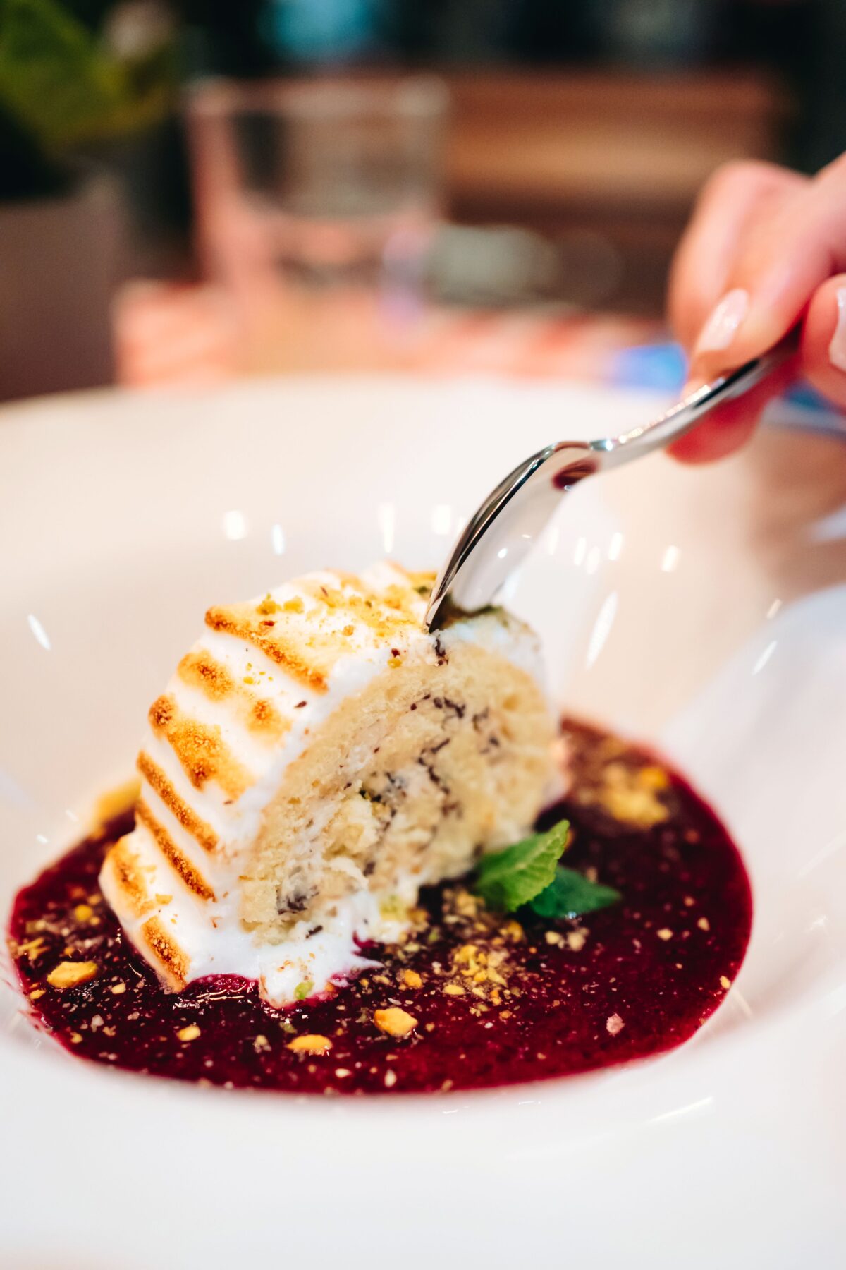 Leckeres Dessert auf einem Teller.