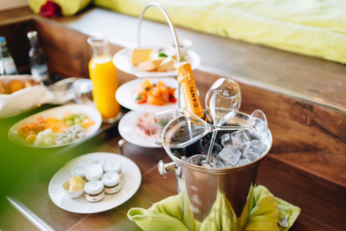 Wellnessbereich an Bord eines AIDA Kreuzfahrtschiffs mit entspannenden Lounges.