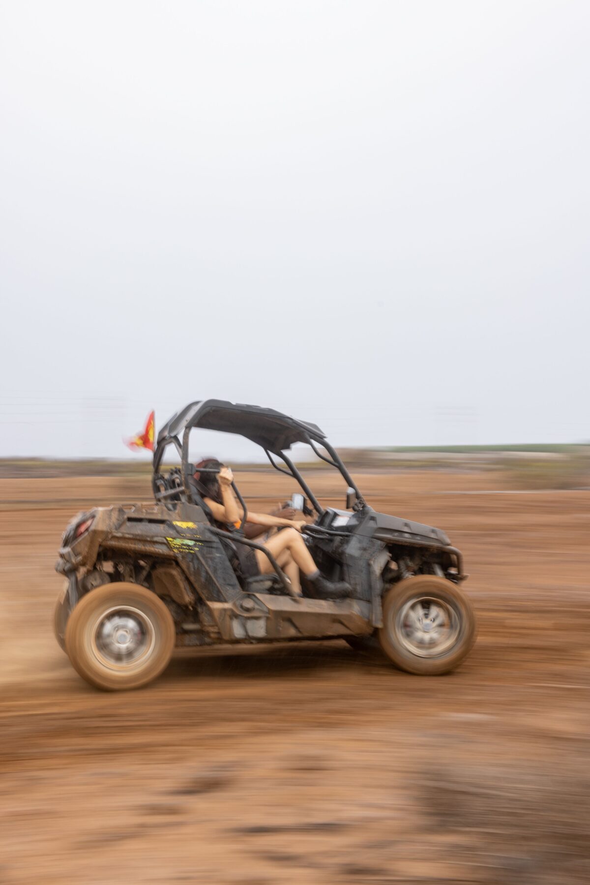 Ein Paar erlebt eine spannende Aktivität.