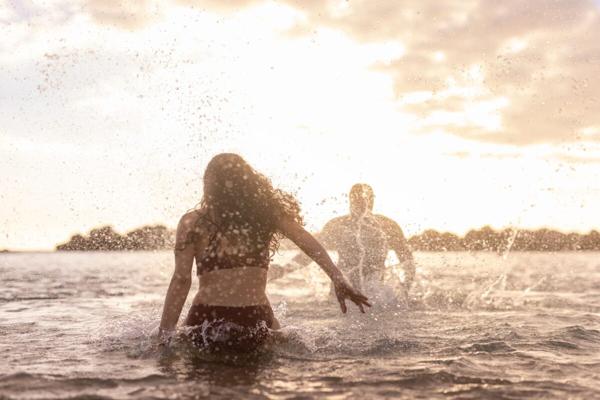 Paar schwimmt im kristallklaren Wasser während eines Landausflugs.
