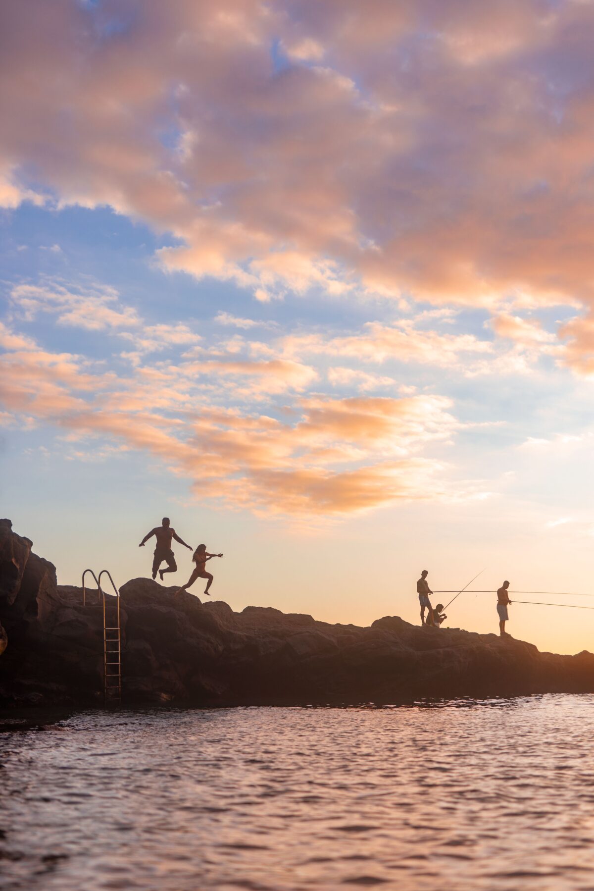 Paar springt ins Meer während eines Ausflugs.