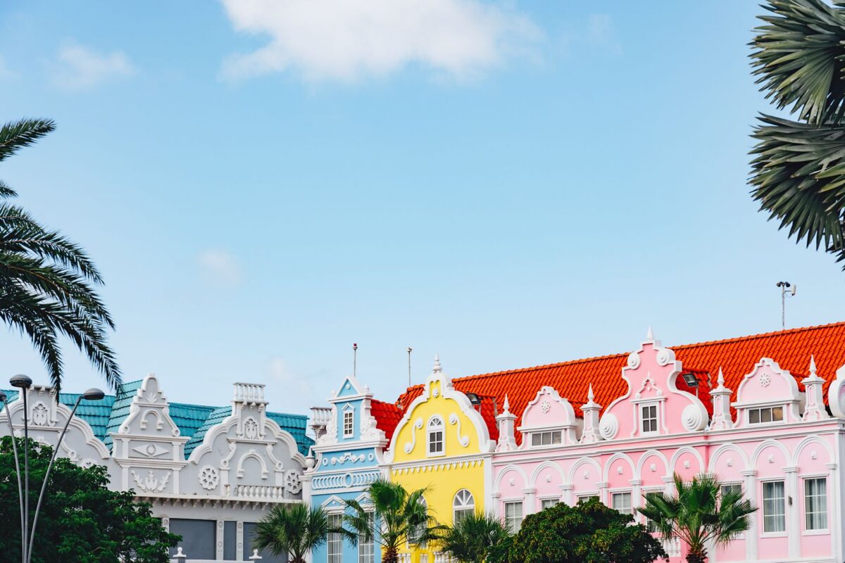 Farbenfrohe Häuserreihe in einer karibischen Küstenstadt.