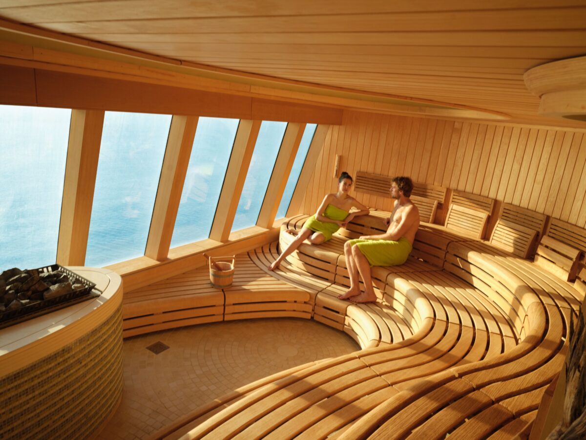 Gäste genießen Sauna und Dampfbad auf einem AIDA Schiff.