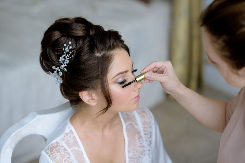 Braut wird am Hochzeitstag gestylt