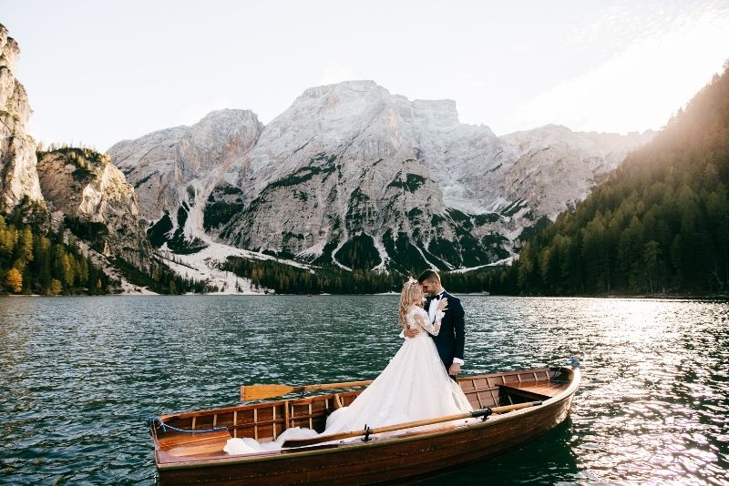 Das Brautpaar befindet sich auf einem Boot.