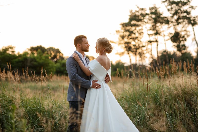 Brautpaar in der Natur für das Fotoshooting