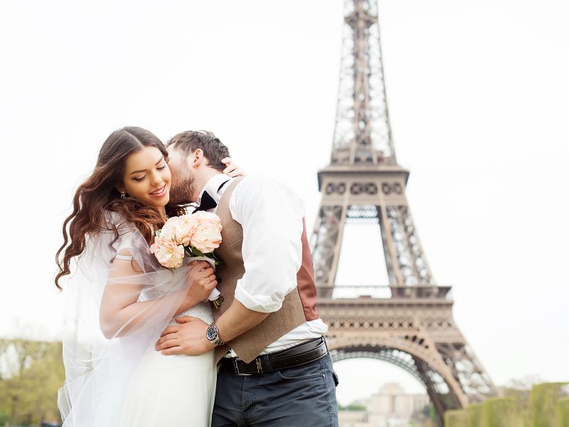 Umschlungenes Brautpaar in Paris vor dem Eiffelturm