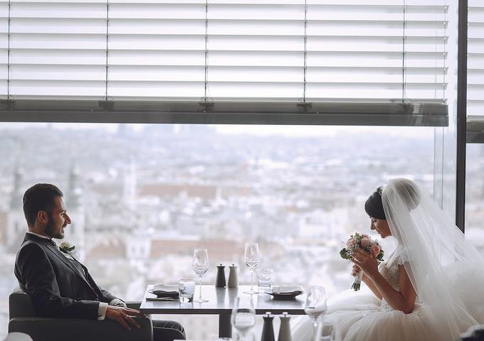 Brautpaar am Tisch