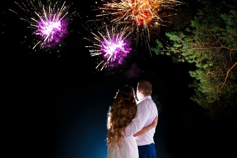 Brautpaar guckt sich das Feuerwerk an.