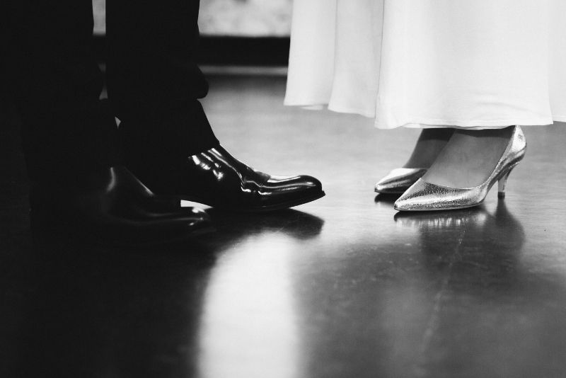 Das Brautpaar steht sich gegenüber, es sind nur die Schuhe abgebildet.