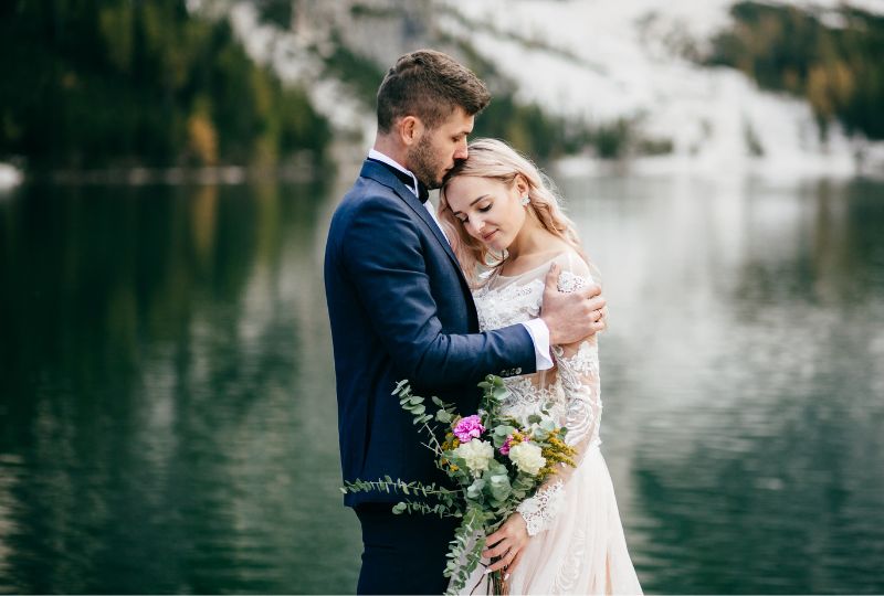 Brautpaar umarmt sich am See