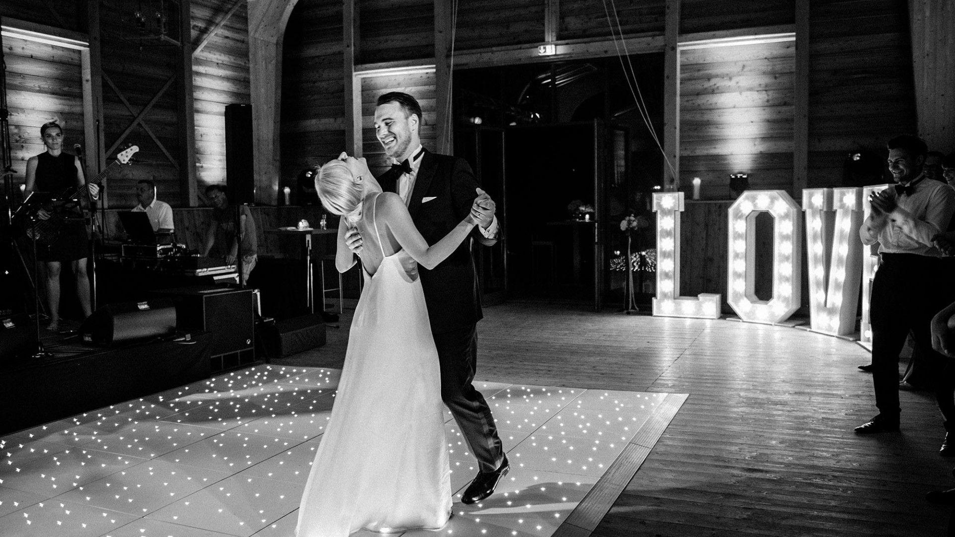 Brautpaar tanzt den Hochzeitswalzer