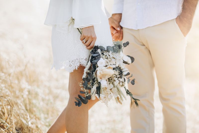 Braut hält Brautstrauß mit Eukalyptus in der Hand