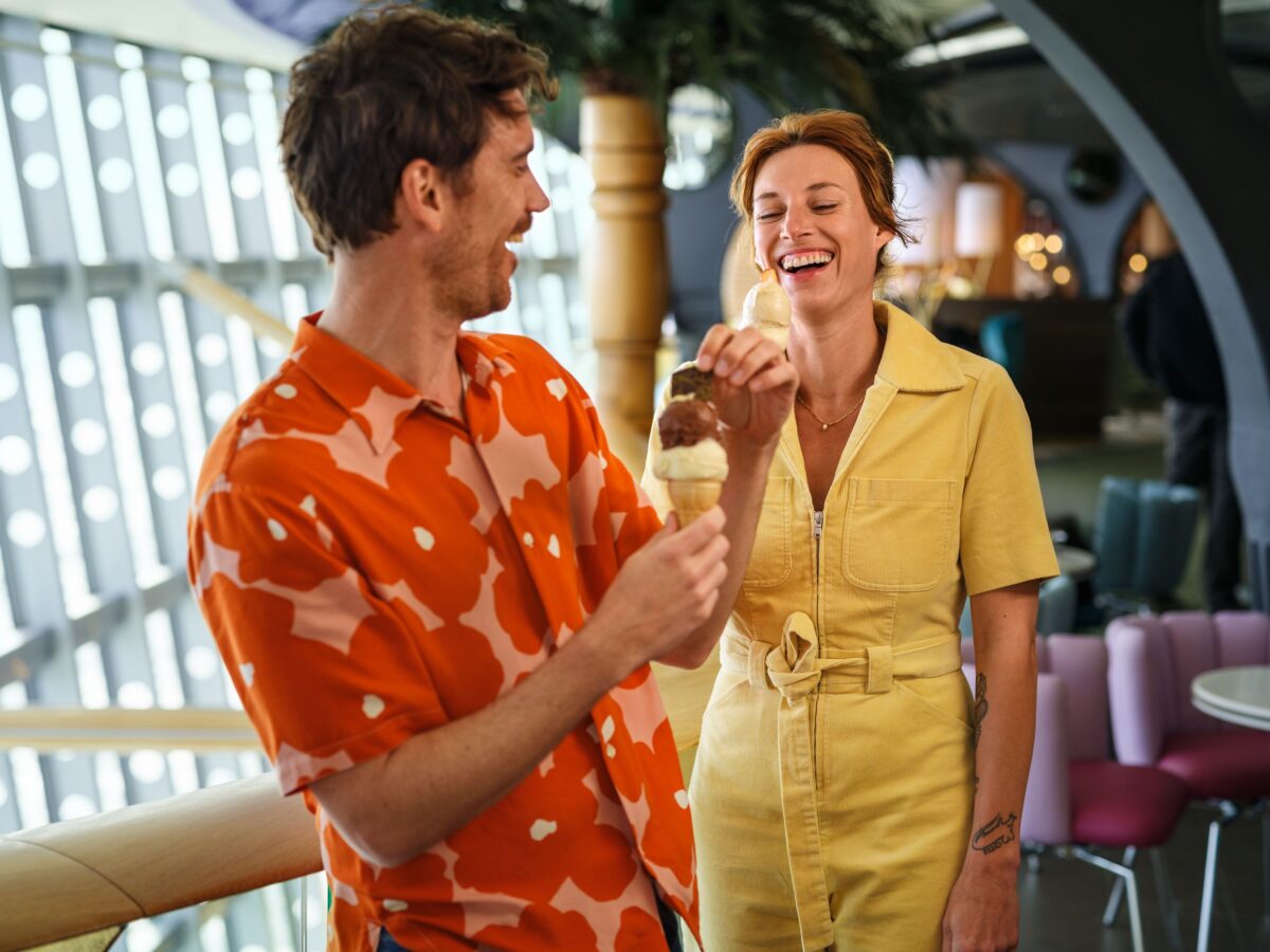 Paar genießt entspannt ein Eis zusammen auf Reisen.