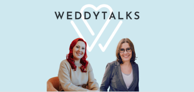 Zwei Frauen mit den Worten Weddytalks auf blauem Hintergrund.