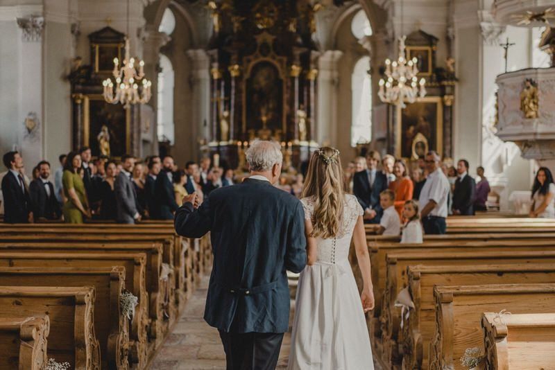 Die Braut zieht in die Kirche ein