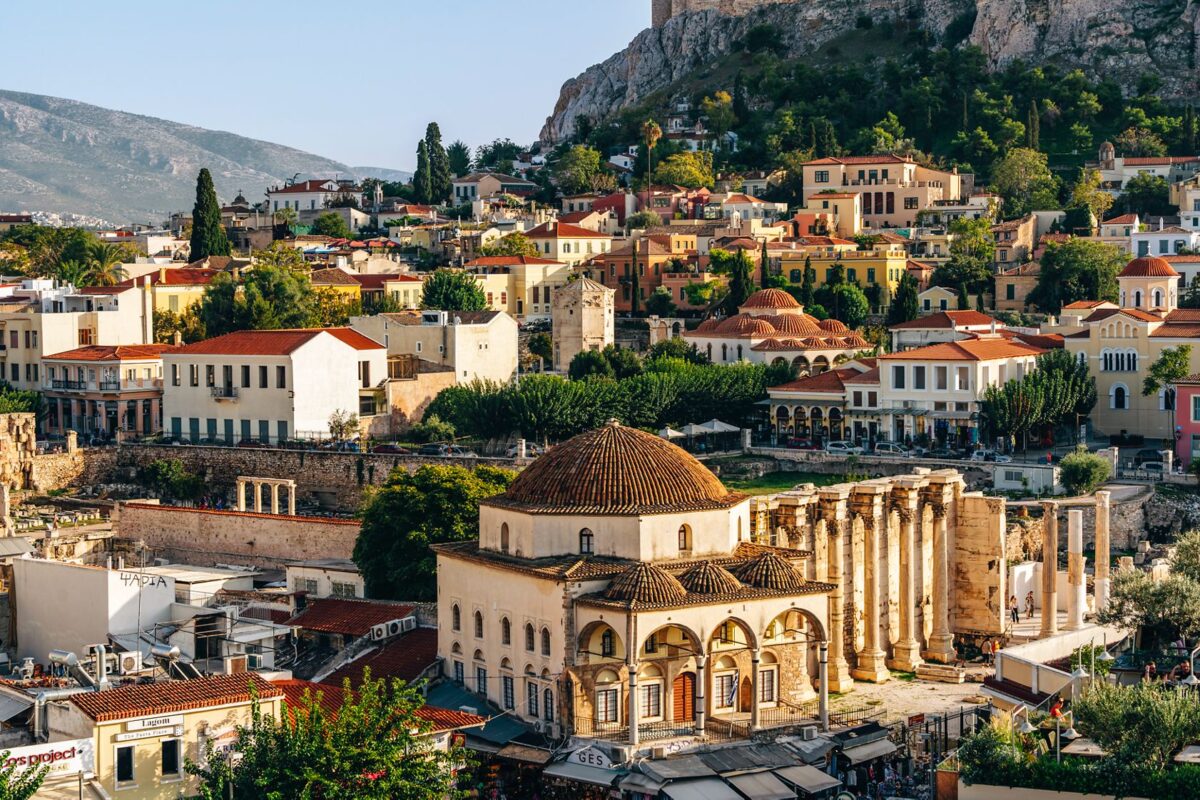 Gäste erkunden die Altstadt mit engen Gassen und mediterranen Häusern.
