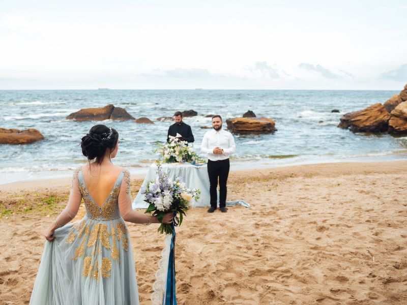 Braut läuft auf ihren Zukünftigen zu bei ihrer Hochzeit zu zweit