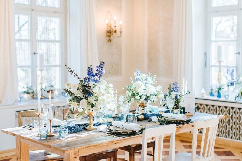 Gedeckter Hochzeitstisch mit Blumen