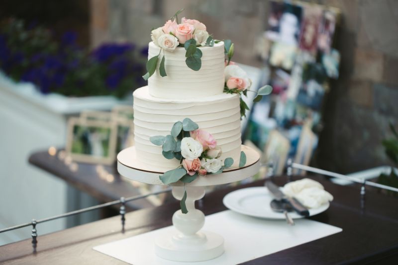 Hochzeitstorte mit Blumen in weiß