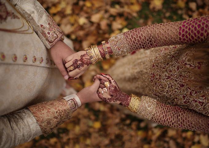 Paar in indischen Hochzeitsoutfits