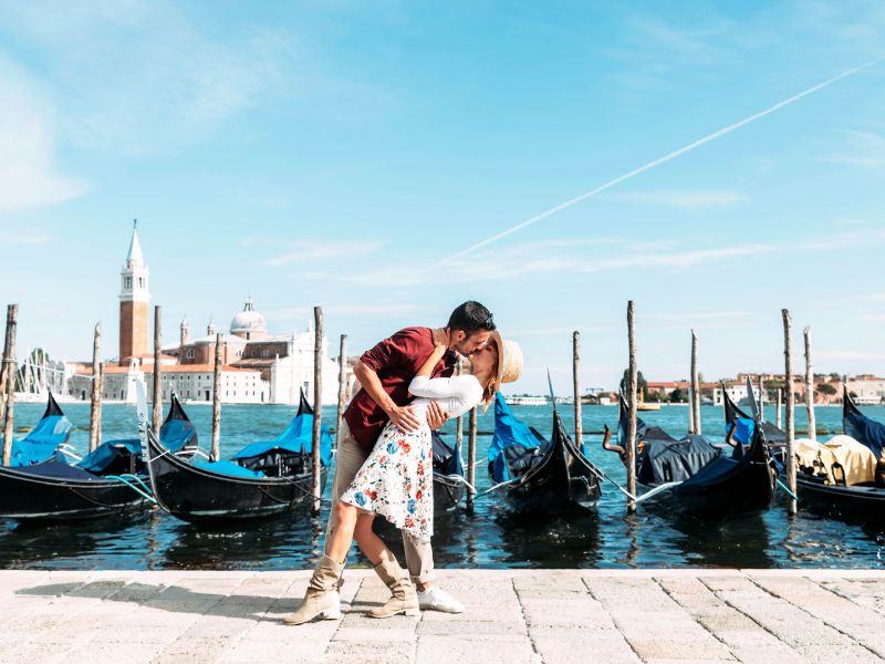 Paar küsst sich am Ufer in Venedig
