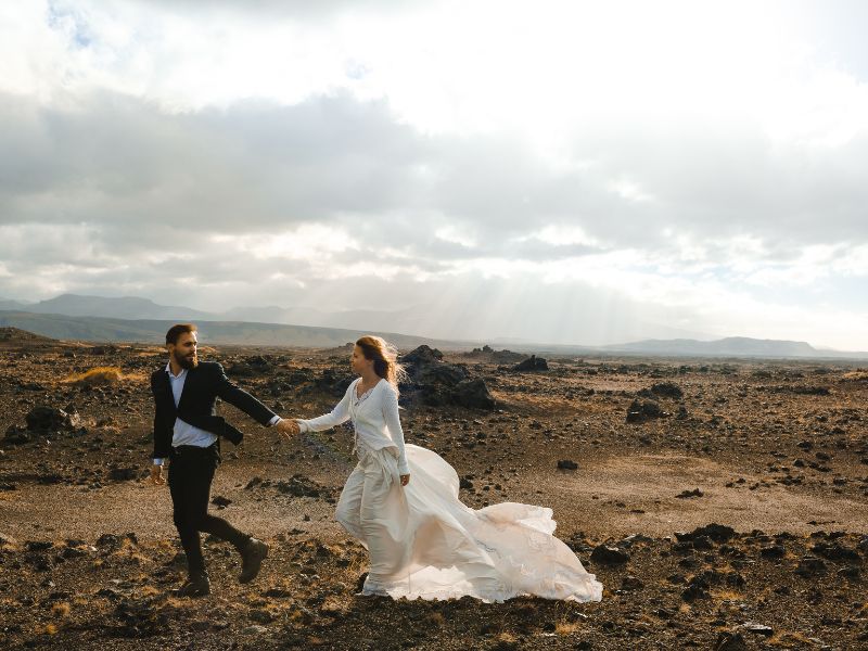 Laufendes Brautpaar in der Natur auf Island