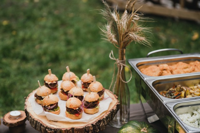 Mini-Burger als Hochzeitssnack bei einem Buffet