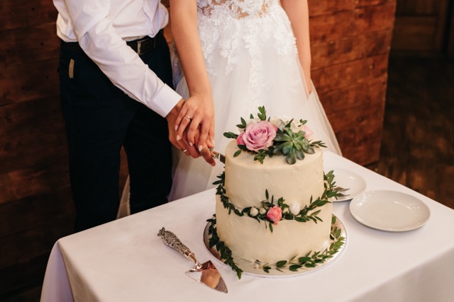 Brautpaar schneidet eine schlichte Hochzeitstorte an