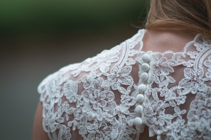 Die Rückseite des Hochzeitskleides einer Frau.