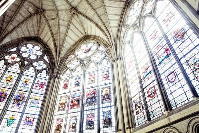 Buntglasfenster in einer Kathedrale.