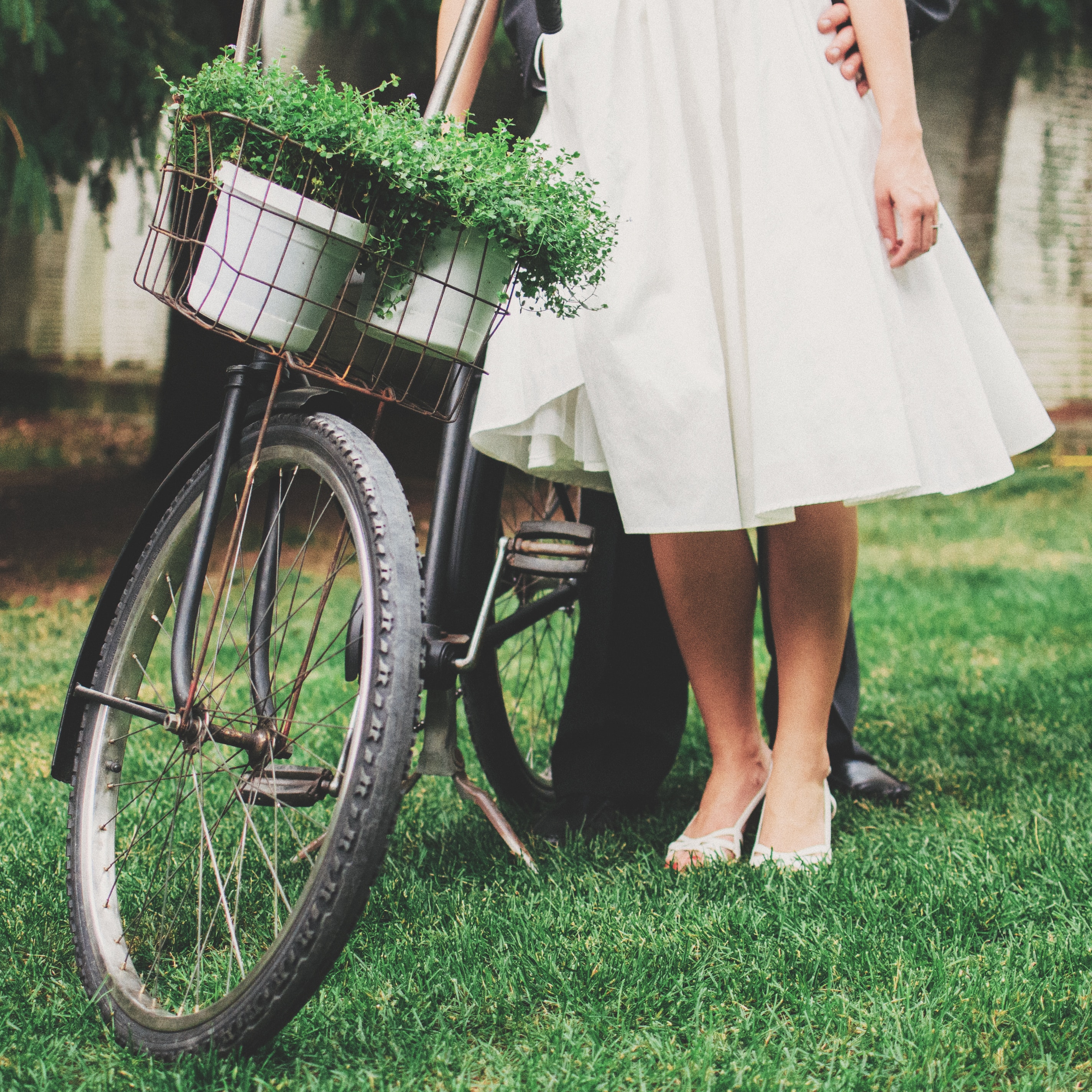 Ein Brautpaar steht neben einem Fahrrad.