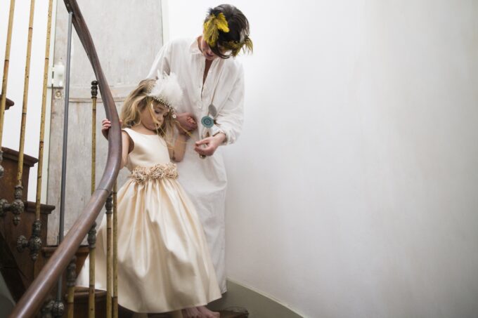 Ein Mann und ein kleines Mädchen stehen auf einer Treppe.