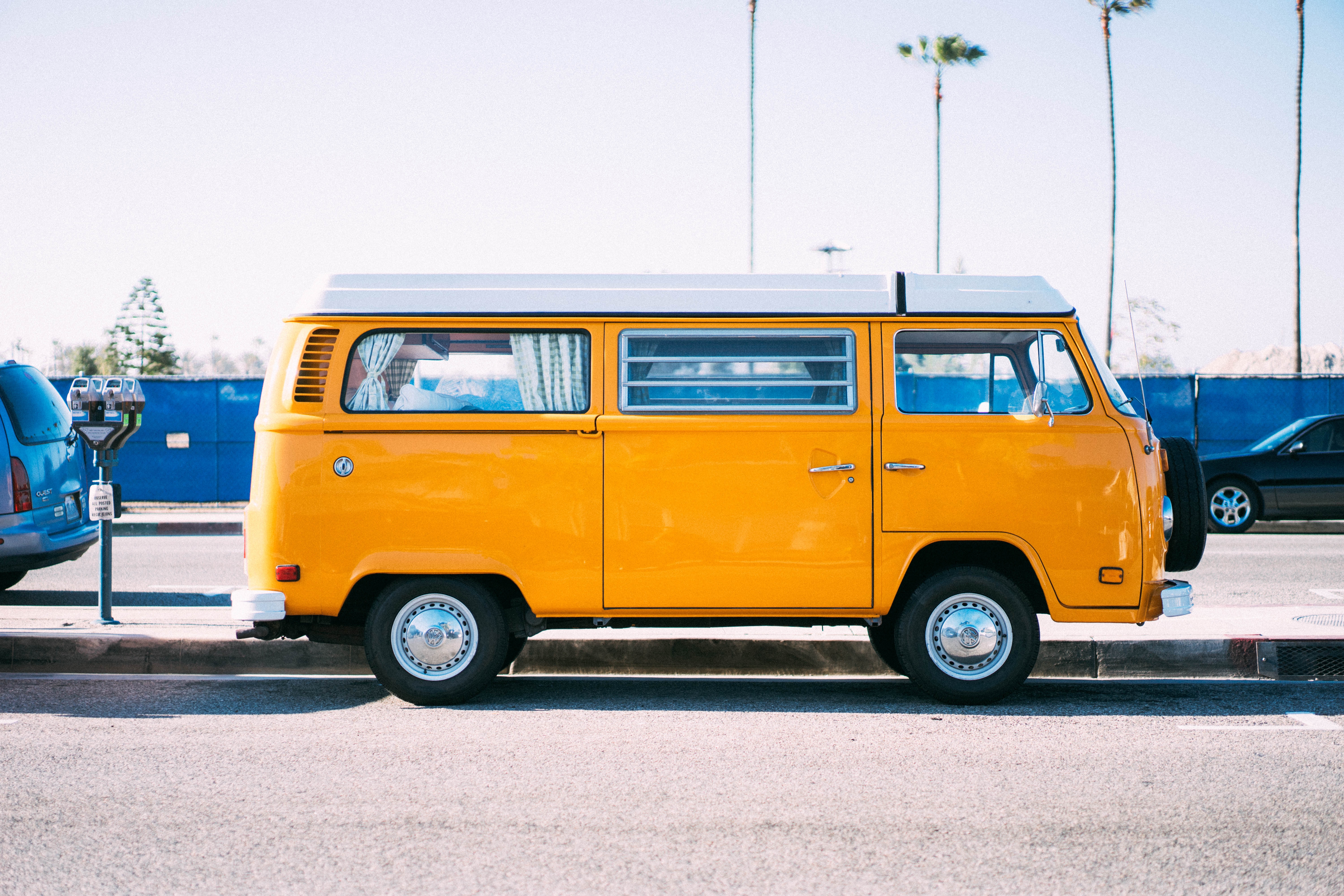 Ein gelber VW-Bus parkte auf einem Parkplatz.