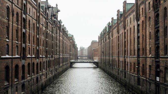 Ein Kanal inmitten einer Reihe von Backsteingebäuden.