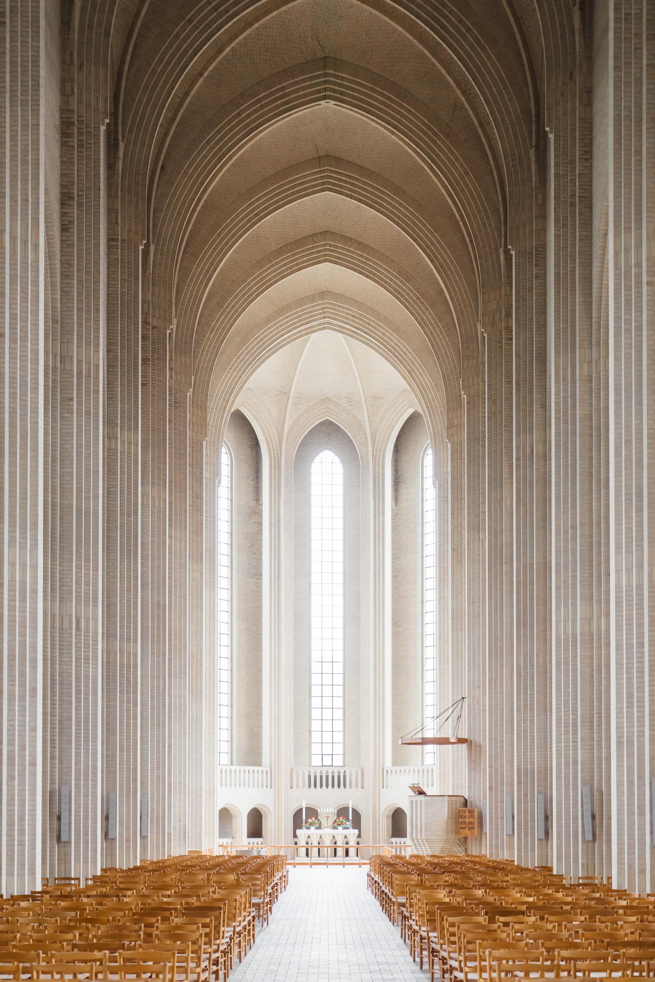 Das Innere einer Kirche mit Reihen von Holzbänken.
