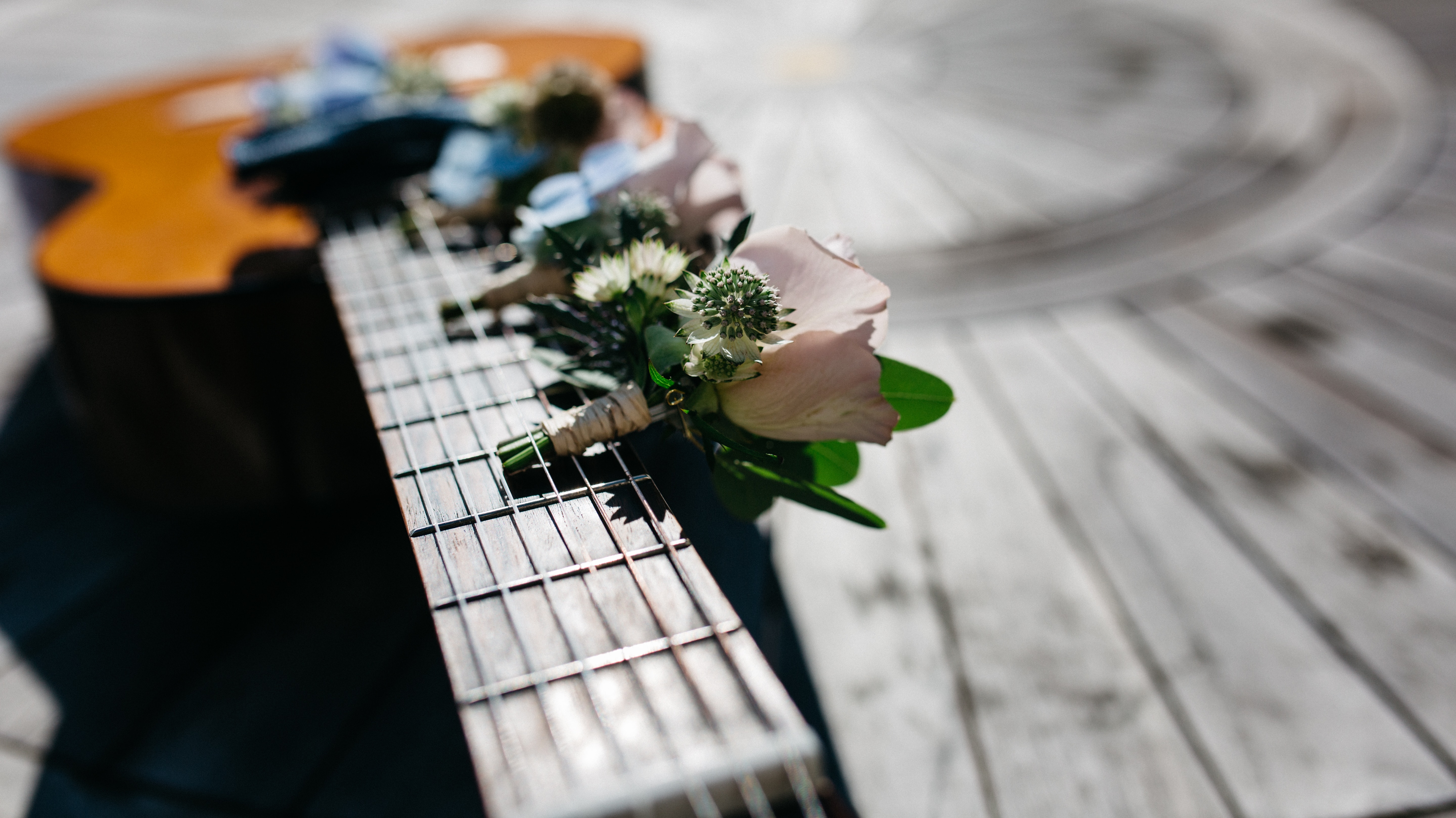Eine Akustikgitarre mit Blumen darauf.