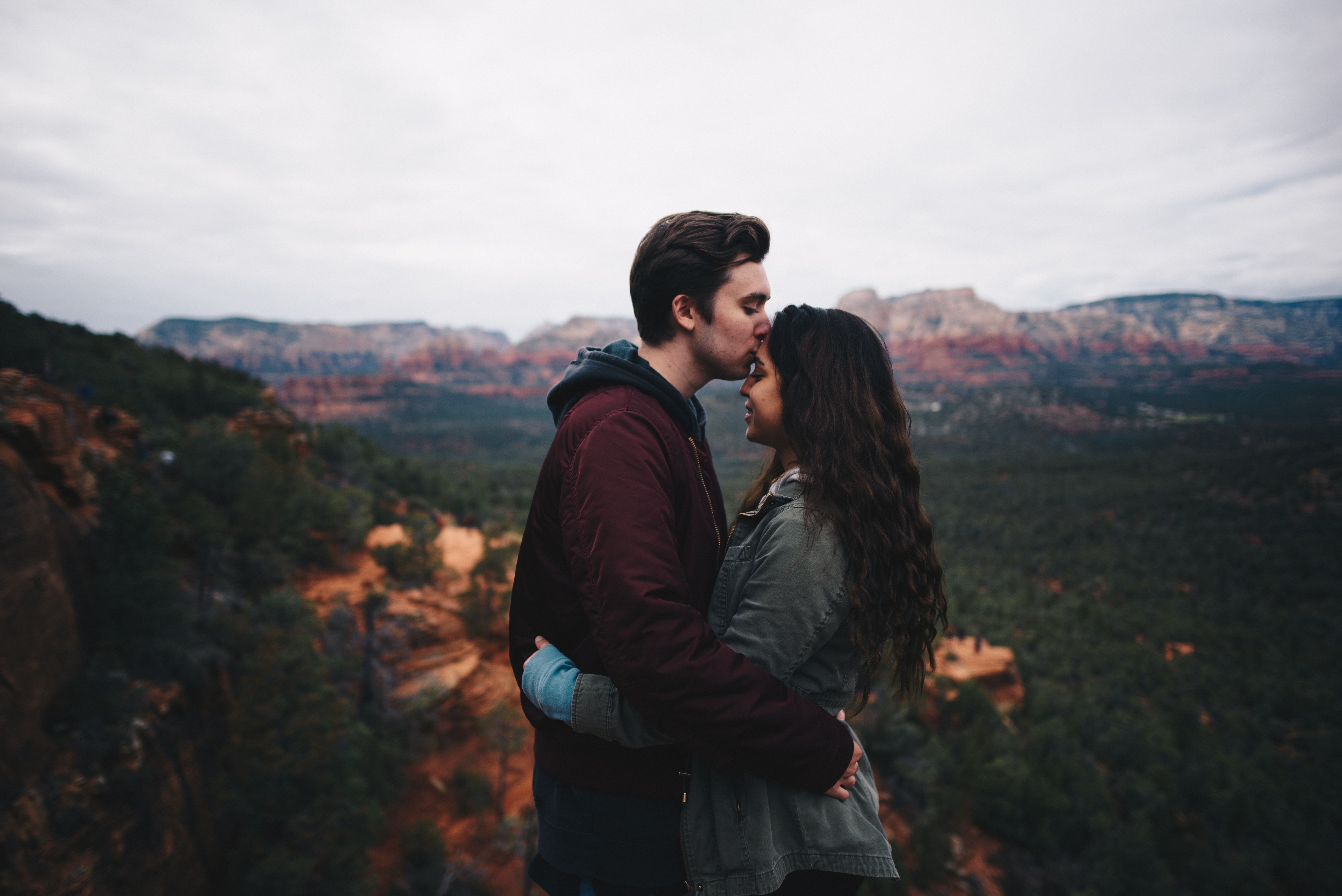 Ein Paar umarmt sich auf einem Berggipfel in Sedona, Arizona.