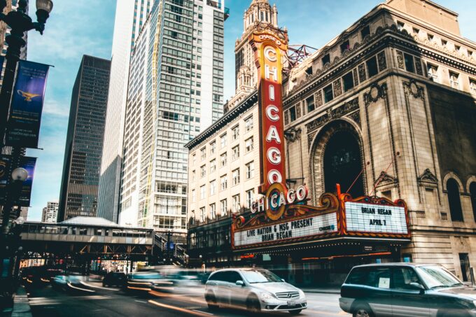 Das Chicago Theatre befindet sich im Hintergrund einer Stadtstraße.