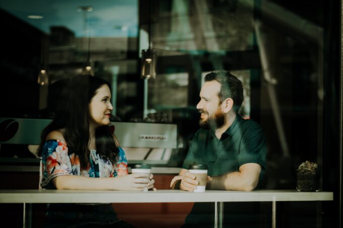 Ein Mann und eine Frau sitzen an einem Tisch in einem Café.