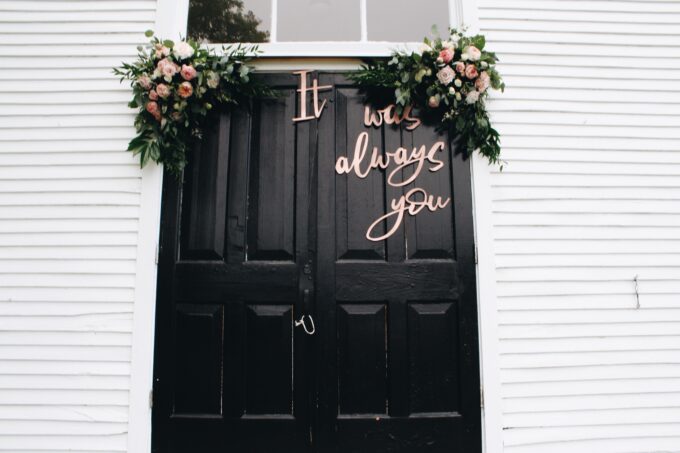 Eine schwarze Tür mit einem Schild, auf dem steht: „Ich werde immer du sein.“