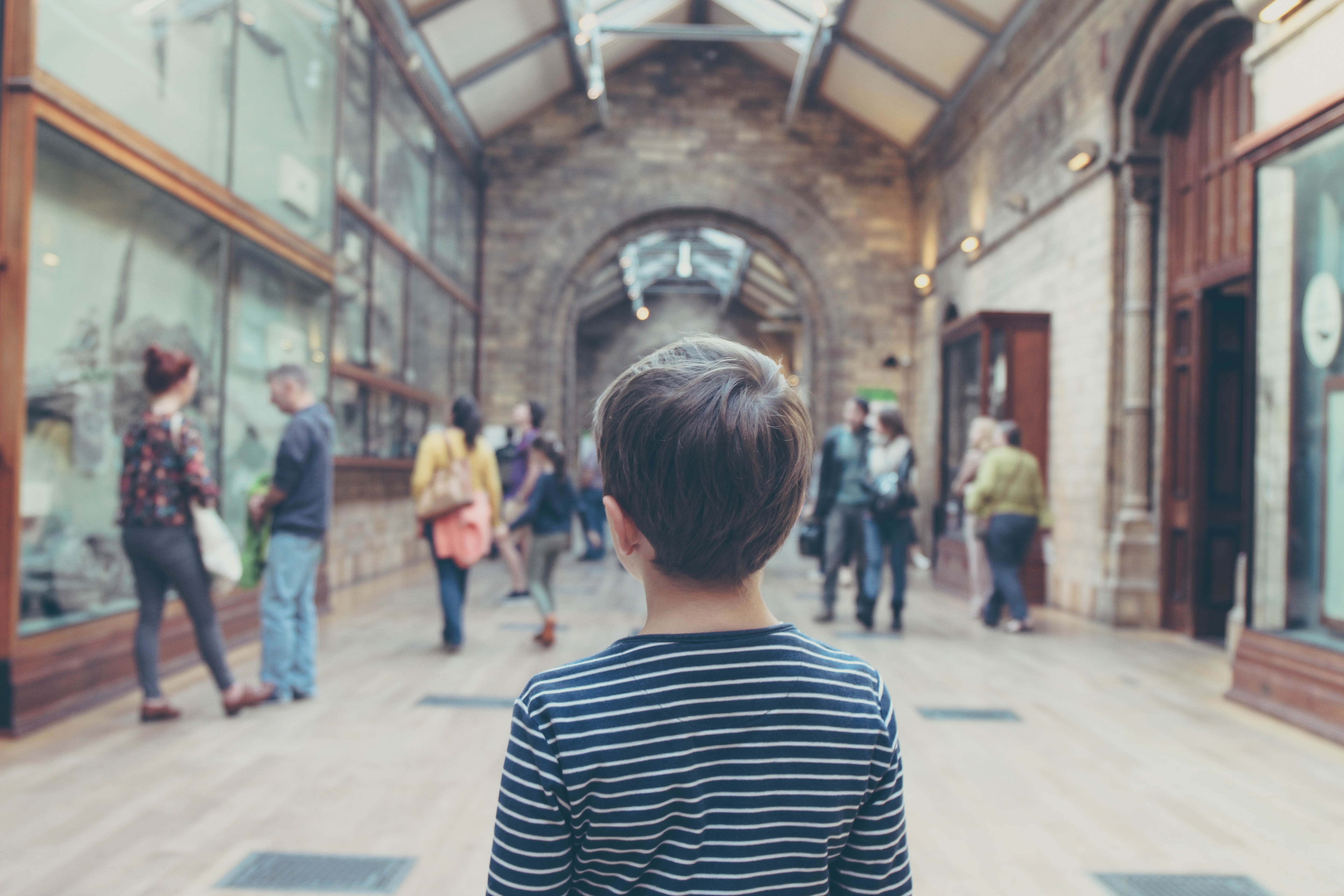 Ein kleiner Junge steht in einem Museum.